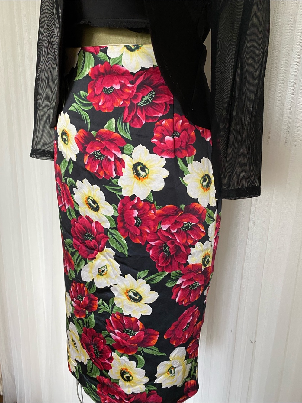 Tristan Floral High waisted Pencil Skirt - Black with Red & Off White Blooms 10